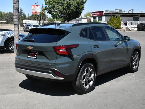 Used 2025 Chevrolet Trax LT FWD image 8