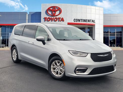 Used 2023 Chrysler Pacifica Touring-L FWD image 2