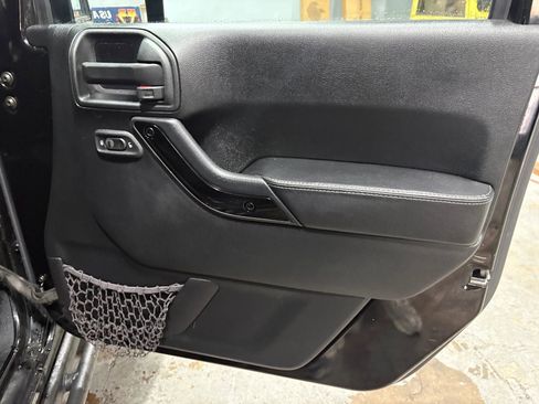 Used 2017 Jeep Wrangler Unlimited Sahara image 18