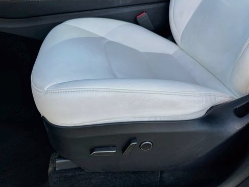 Used 2024 Tesla Model Y Long Range AWD/4WD image 18