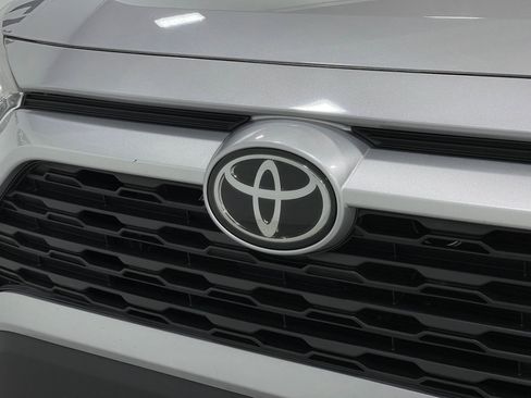 Used 2021 Toyota RAV4 LE w/ Carpet Mat Package (TMS) AWD/4WD image 36