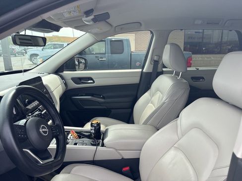 Used 2023 Nissan Pathfinder SL AWD/4WD image 9