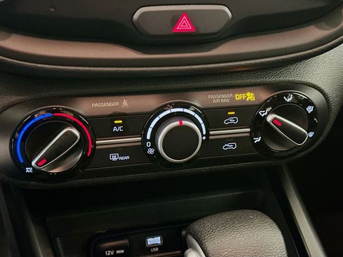 Used 2025 Kia Soul LX w/ LX Technology Package FWD image 23
