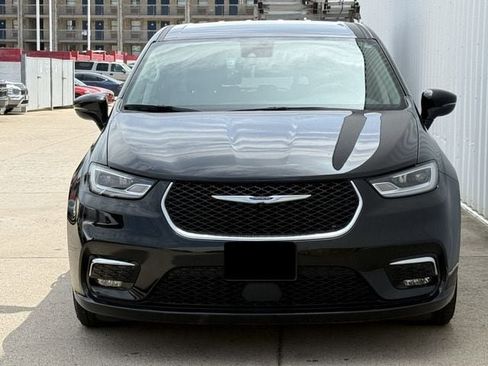 Used 2024 Chrysler Pacifica Limited FWD image 8
