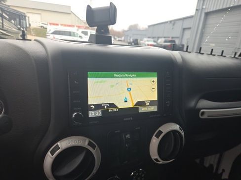 Used 2015 Jeep Wrangler Unlimited Sahara image 13