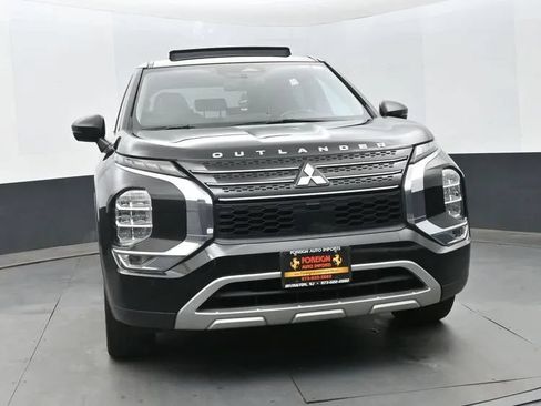 Used 2023 Mitsubishi Outlander SE FWD image 3
