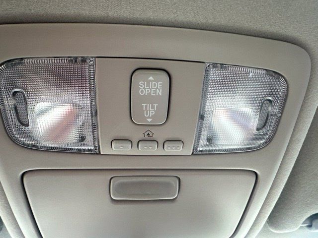 Used 2005 Toyota Camry LE FWD image 16