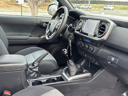 Used 2022 Toyota Tacoma TRD Off-Road image 11