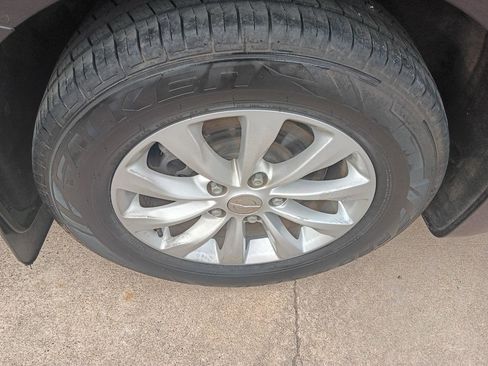 Used 2017 Chrysler Pacifica Touring w/ Tire & Wheel Group image 29