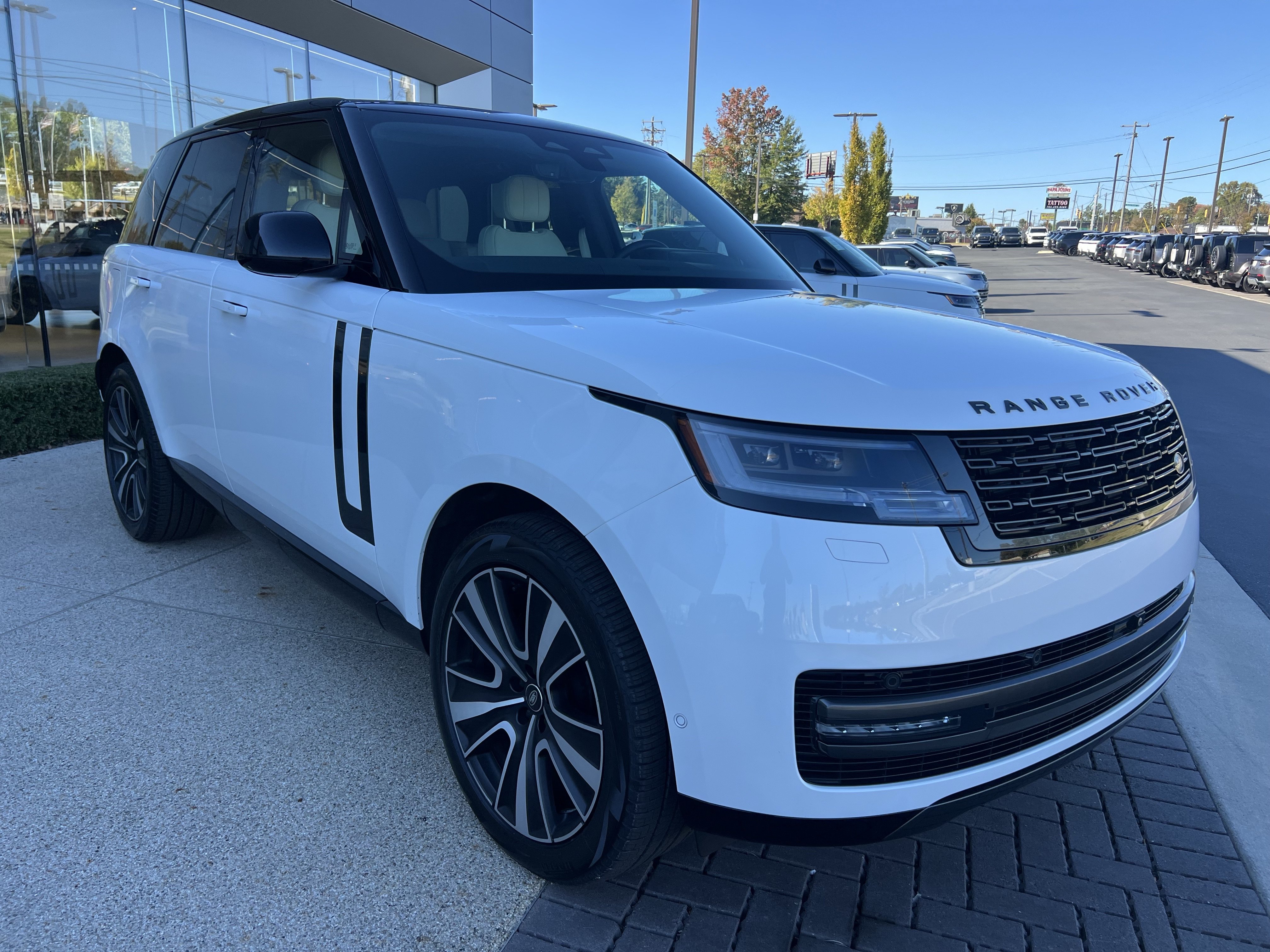 Certified 2025 Land Rover Range Rover SE AWD/4WD image 9