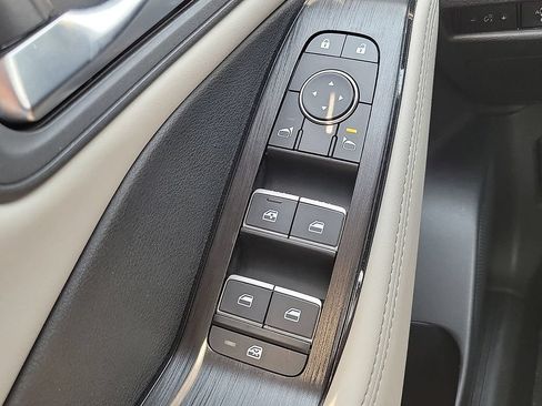 Used 2025 Nissan Rogue SL AWD/4WD image 13