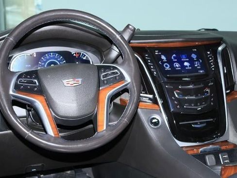 Used 2019 Cadillac Escalade ESV Premium Luxury image 17