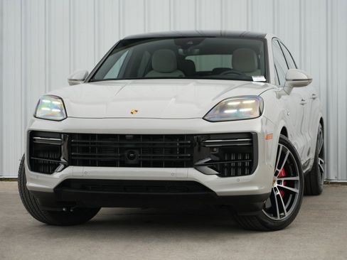 Used 2024 Porsche Cayenne Turbo image 3