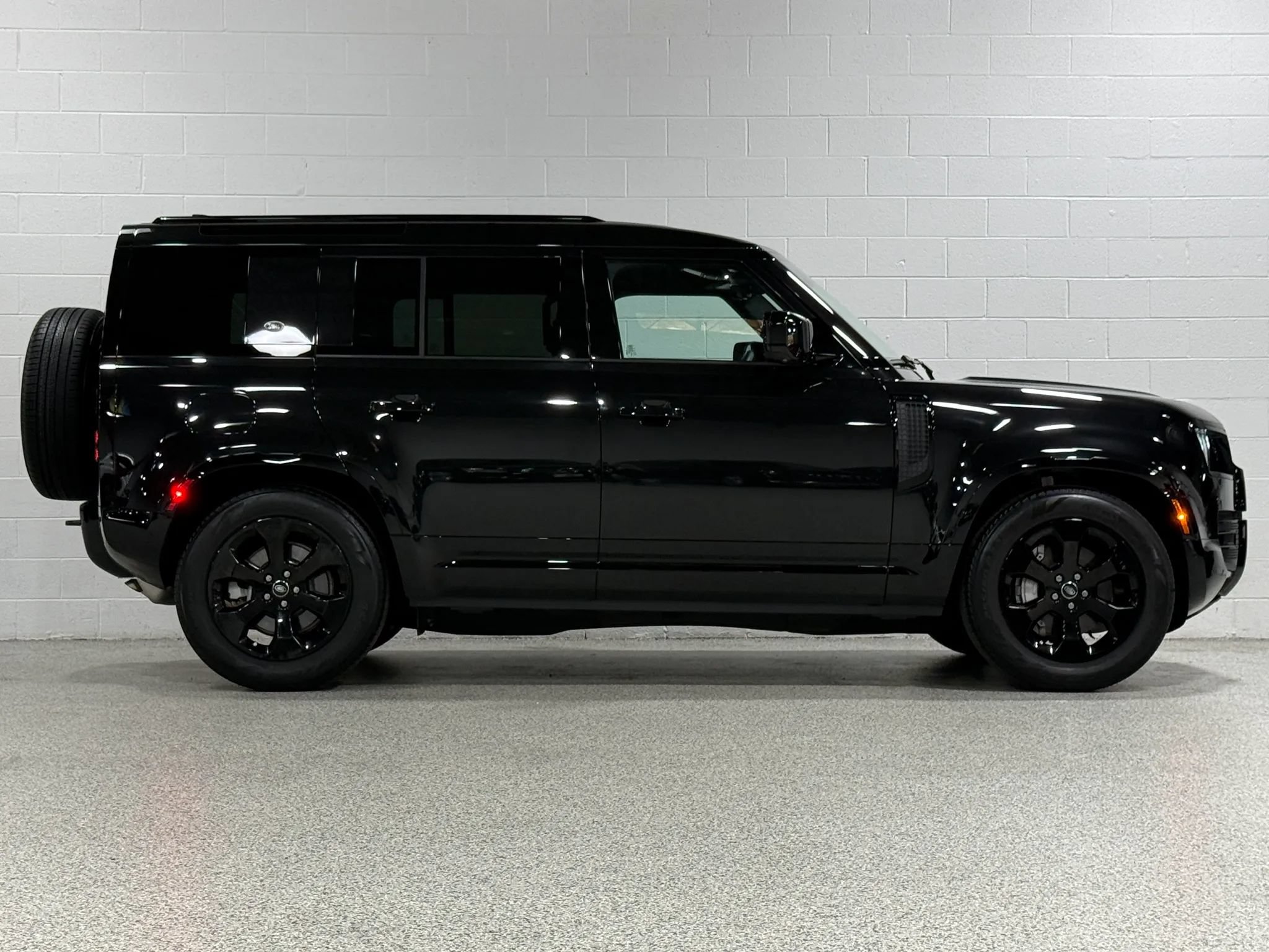 Used 2024 Land Rover Defender 110 X-Dynamic SE AWD/4WD image 5
