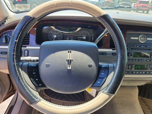 Used 2007 Lincoln Town Car Signature RWD image 19
