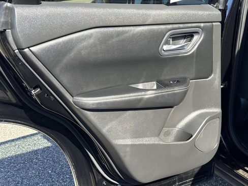 Used 2024 Nissan Rogue SV image 12