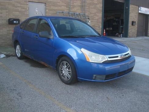 Used 2010 Ford Focus SE FWD image 3