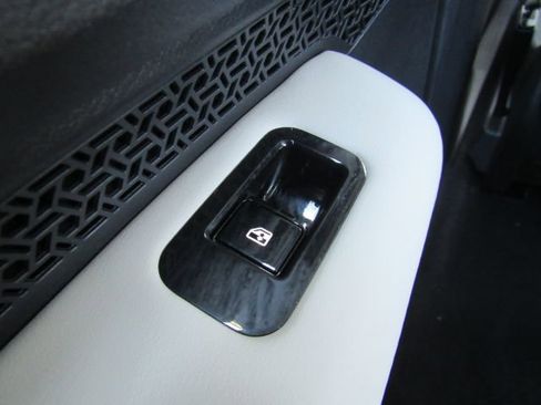 Used 2024 Nissan Ariya FWD image 28