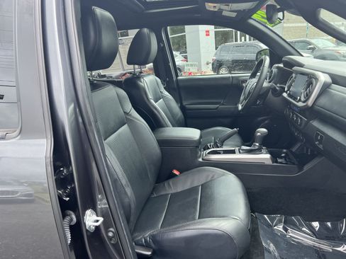 Used 2022 Toyota Tacoma Limited w/ Nightshade Package AWD/4WD image 27