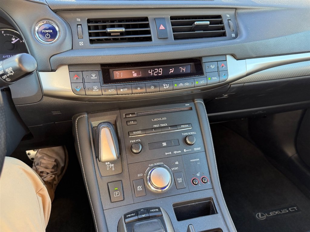 Used 2015 Lexus CT 200h w/ Navigation Package FWD image 9