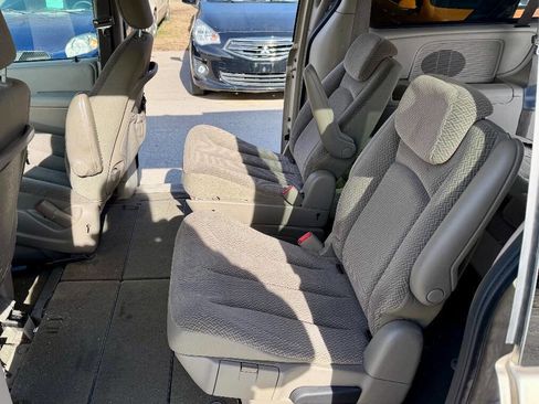 Used 2006 Chrysler Town & Country Touring image 11