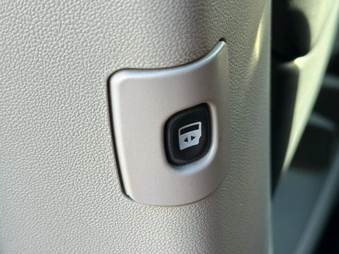 Used 2014 Chrysler Town & Country Touring-L w/ Driver Convenience Group image 19