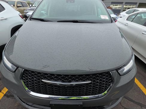 Used 2023 Chrysler Pacifica Limited FWD image 6