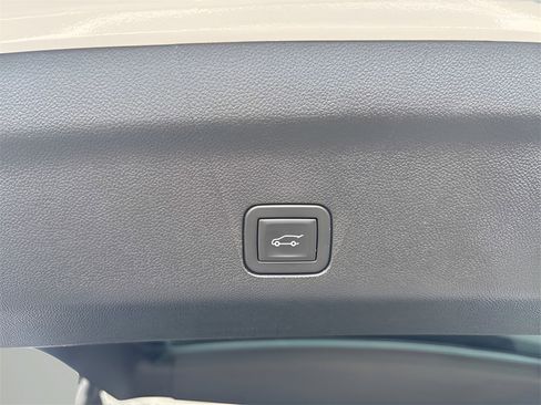 Used 2025 Chevrolet Suburban Z71 image 17