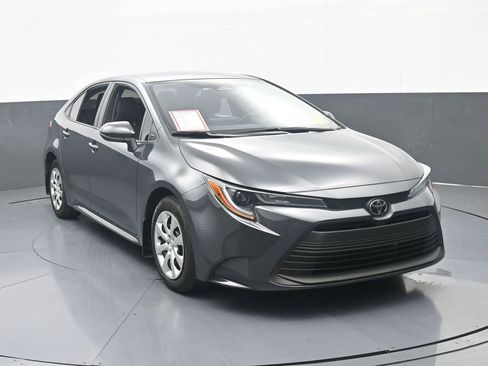 Used 2025 Toyota Corolla LE FWD image 9