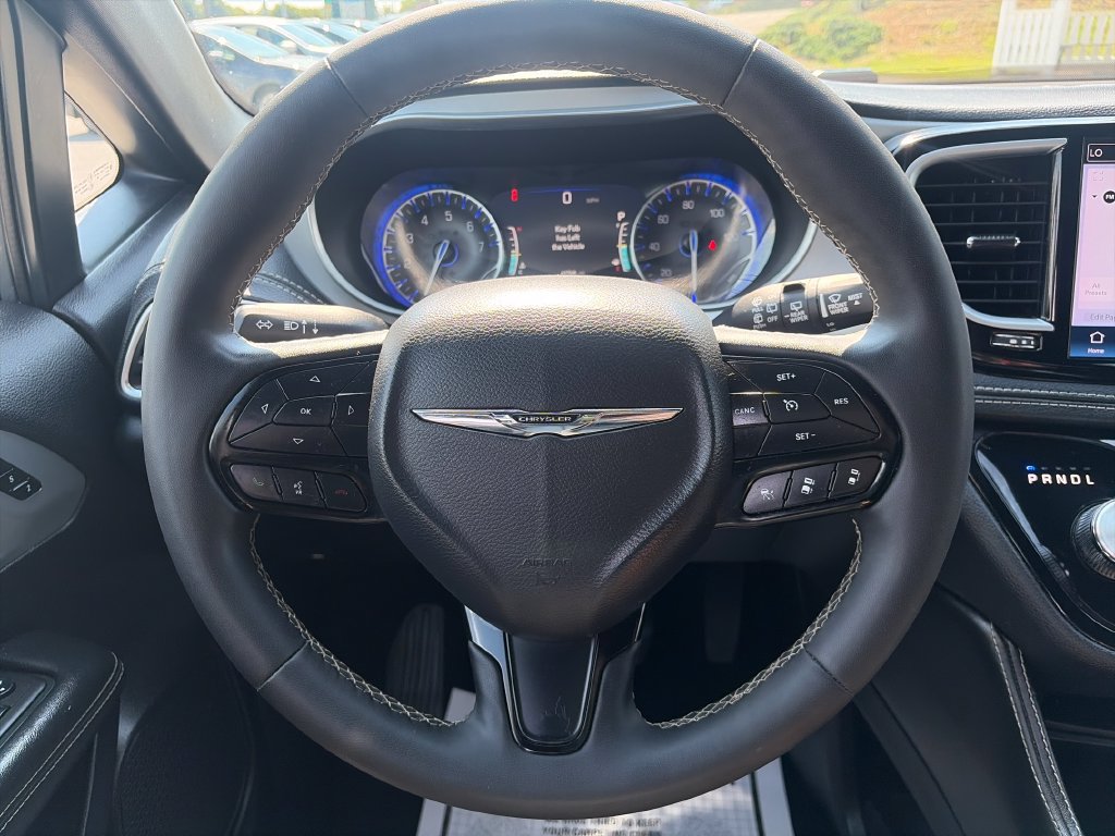 Used 2025 Chrysler Pacifica Limited FWD image 15