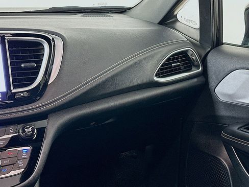 Used 2025 Chrysler Pacifica Limited image 24