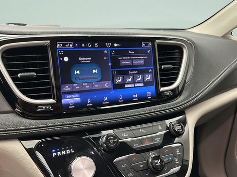 Used 2023 Chrysler Pacifica Touring-L FWD image 18