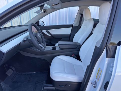 Used 2021 Tesla Model Y Long Range image 17