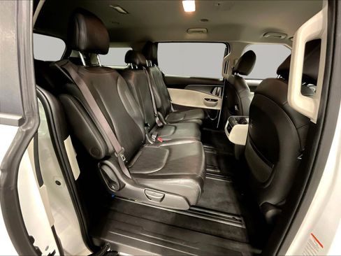 Used 2024 Kia Carnival LX FWD image 25