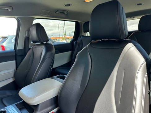 Used 2022 Kia Carnival LX FWD image 16