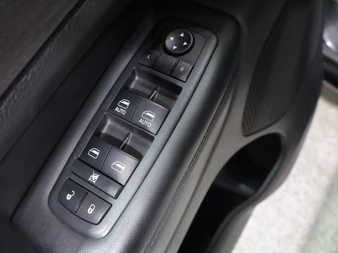 Used 2018 Jeep Grand Cherokee Altitude AWD/4WD image 15