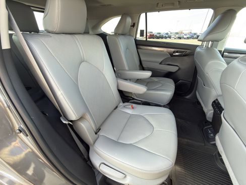 Used 2022 Toyota Highlander Platinum image 16