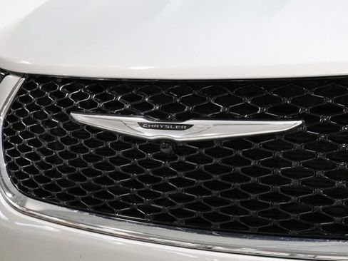 Used 2024 Chrysler Pacifica Touring-L FWD image 12