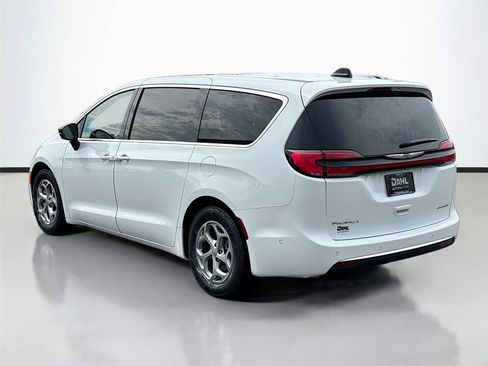 Certified 2024 Chrysler Pacifica Limited FWD image 10