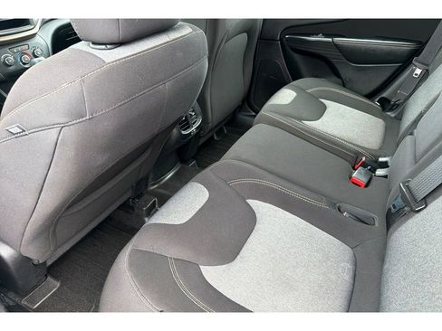 Used 2016 Jeep Cherokee Sport FWD image 14