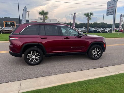 Certified 2025 Jeep Grand Cherokee Limited w/ Luxury Tech Group II RWD image 2