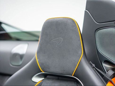 Used 2025 McLaren Artura Spider image 13