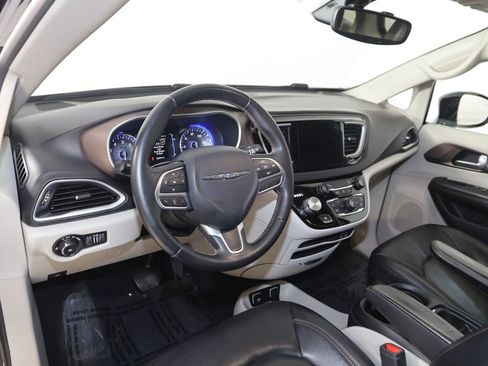 Used 2017 Chrysler Pacifica Touring-L image 24