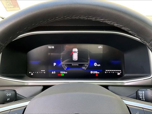 Certified 2025 Volkswagen Taos SE image 20