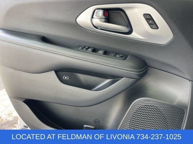 Used 2024 Chrysler Pacifica Limited FWD image 22