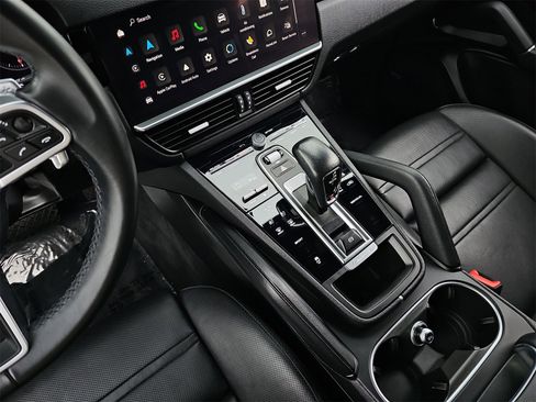 Used 2022 Porsche Cayenne Platinum Edition image 26