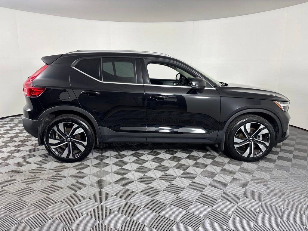 Certified 2024 Volvo XC40 B5 Ultimate w/ Climate Package AWD/4WD image 10