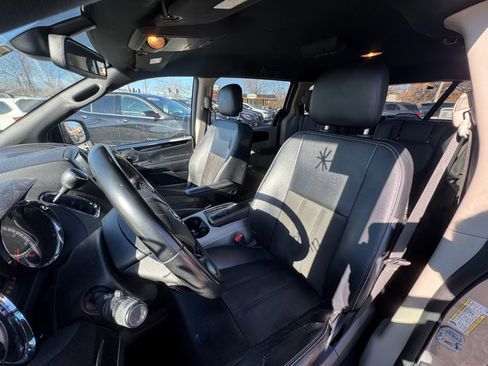 Used 2019 Dodge Grand Caravan SXT image 10