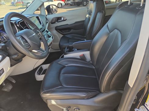 Certified 2023 Chrysler Pacifica Touring-L FWD image 10