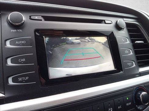 Used 2017 Toyota Highlander LE image 19